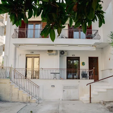 Pearl Private Parking & Metro Apartment Thessaloniki