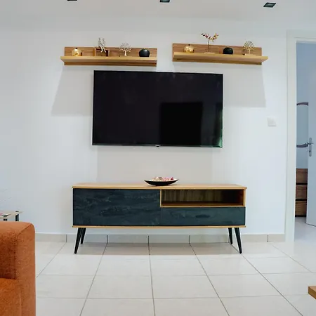 Pearl Private Parking & Metro Daire